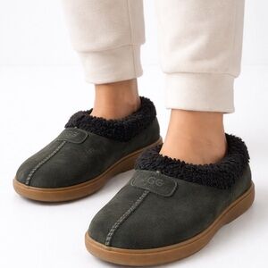 UGG Vintage, Rare Rylan 1871 Suede Moccasin Black Slippers Women’s Size 8